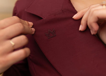 Kratší sako se zavazováním na zádech