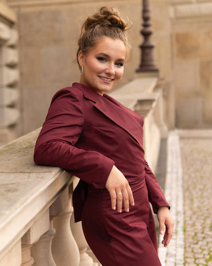 Kratší sako se zavazováním na zádech