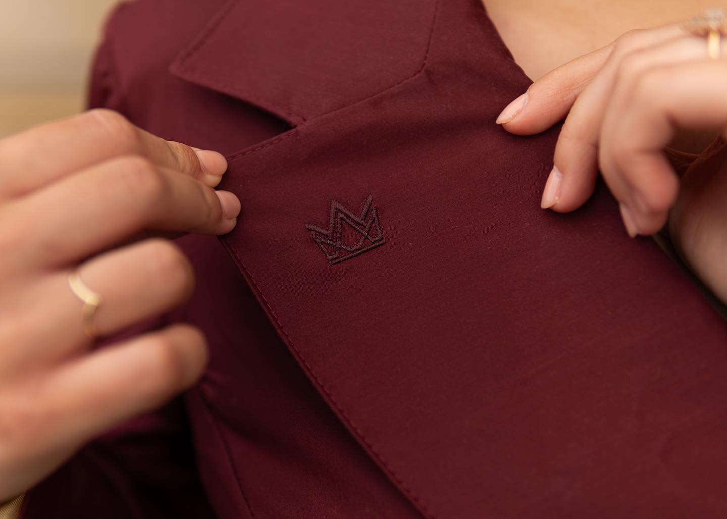 Dámský oblek se zavazováním na zádech