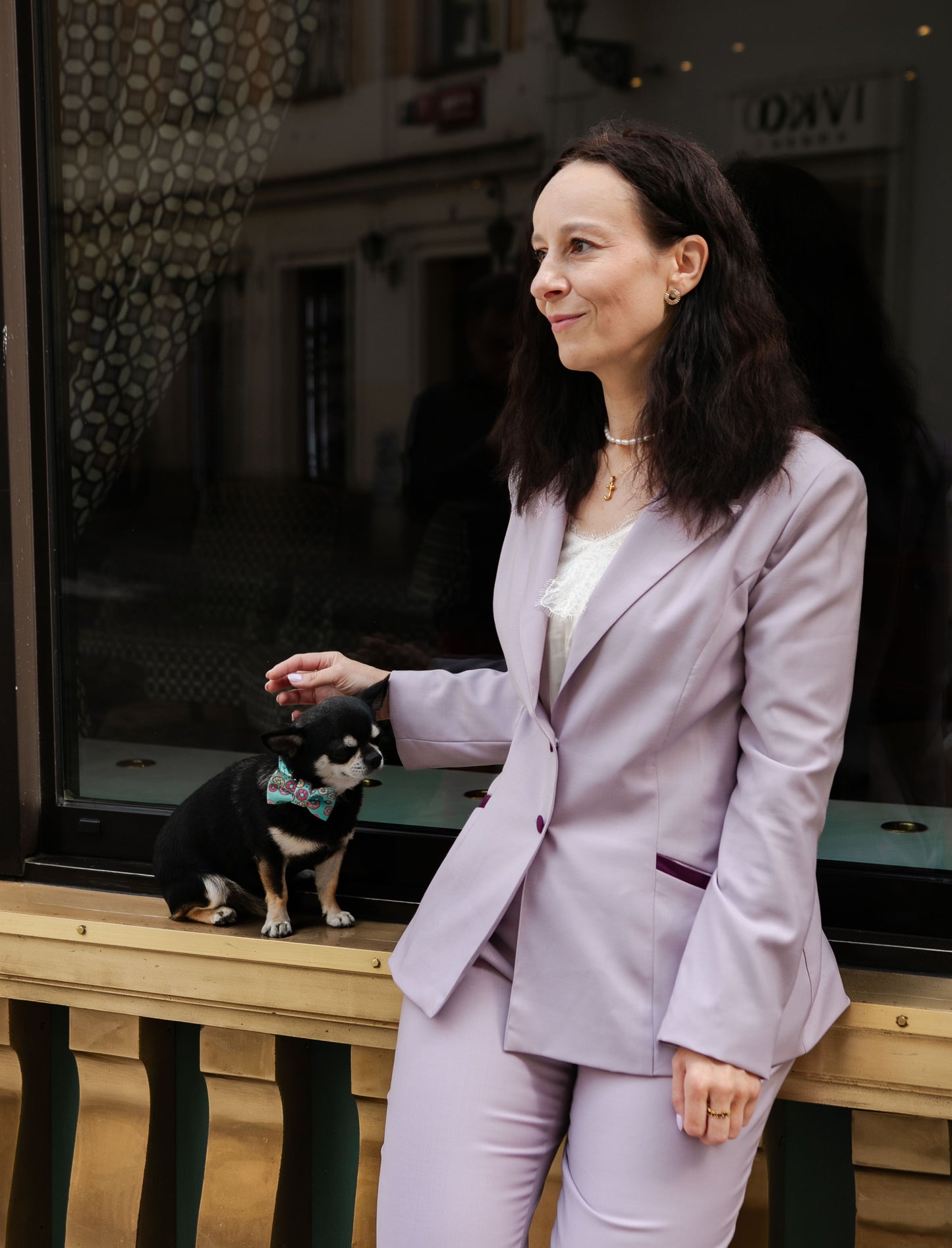 Elegantní oblek s kontrastními prvky