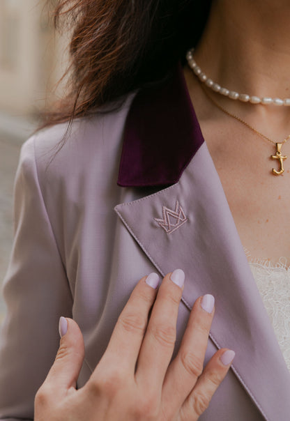 Elegantní oblek s kontrastními prvky