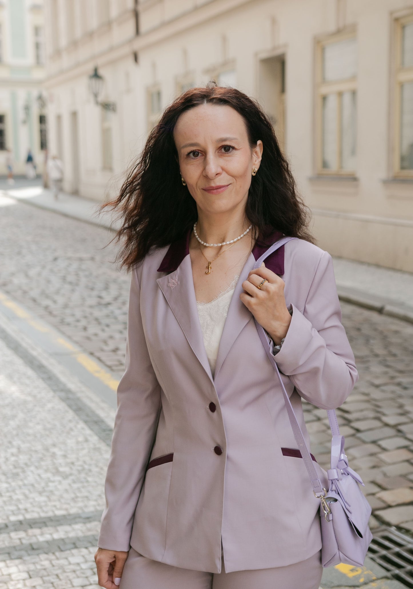 Elegantní oblek s kontrastními prvky