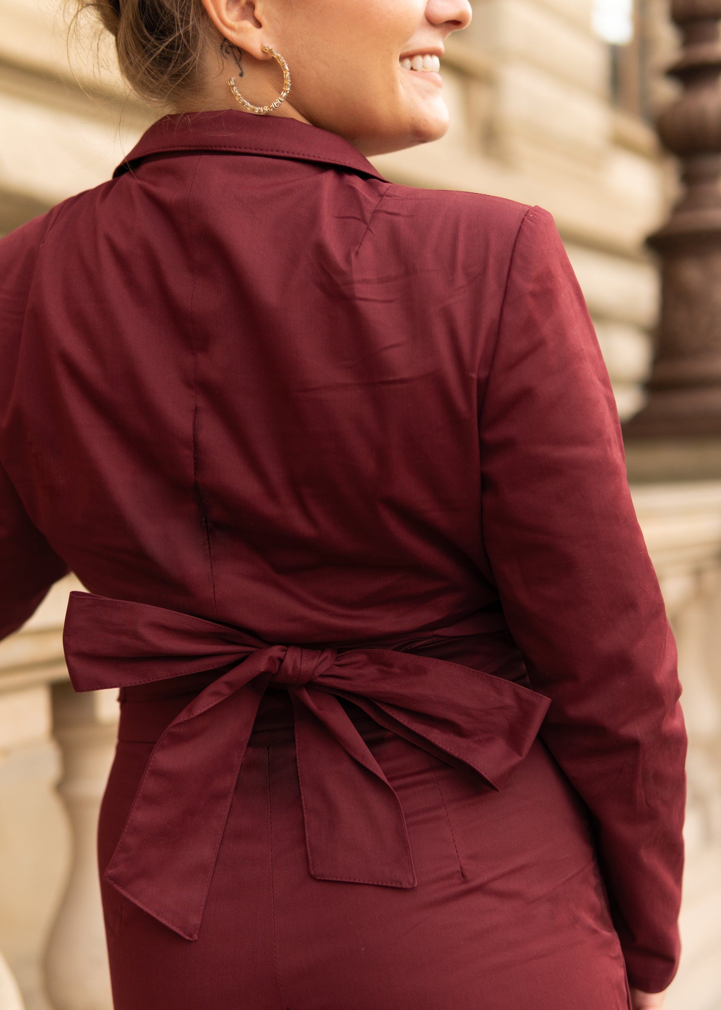 Kratší sako se zavazováním na zádech