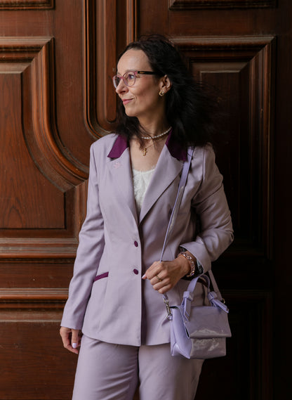 Elegantní oblek s kontrastními prvky